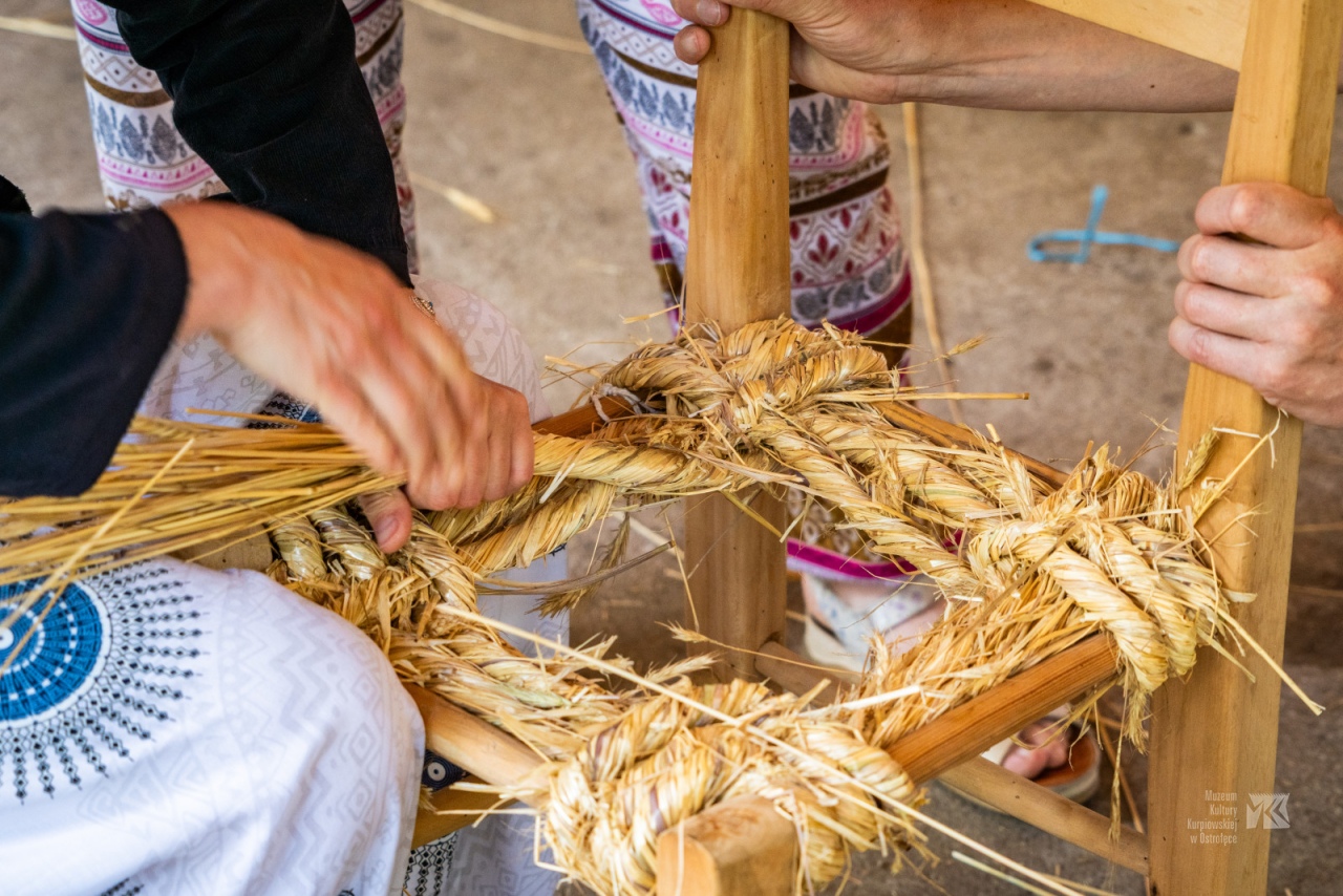 Podsumowanie warsztatów plecionkarskich w Muzeum Kultury Kurpiowskiej [29.10.2025] - zdjęcie #4 - eOstroleka.pl