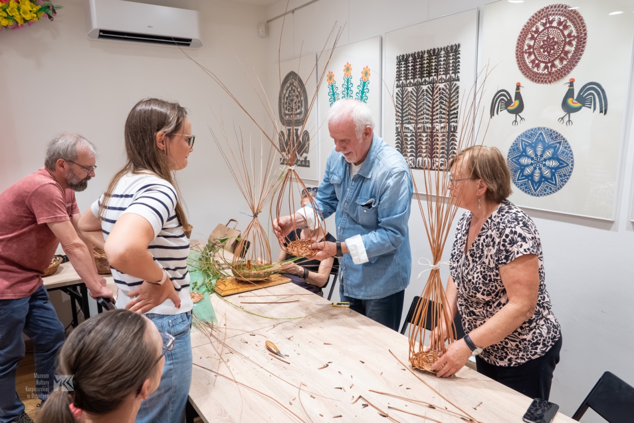 Podsumowanie warsztatów plecionkarskich w Muzeum Kultury Kurpiowskiej [29.10.2025] - zdjęcie #3 - eOstroleka.pl
