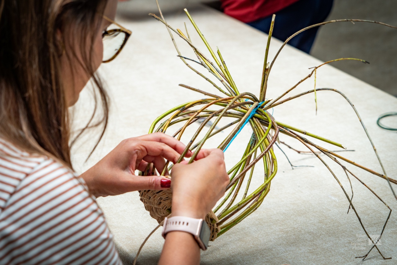 Podsumowanie warsztatów plecionkarskich w Muzeum Kultury Kurpiowskiej [29.10.2025] - zdjęcie #2 - eOstroleka.pl