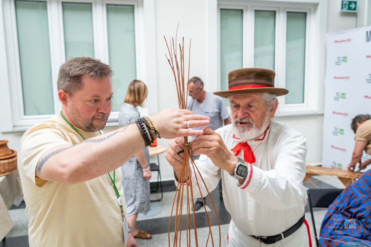 Podsumowanie warsztatów plecionkarskich w Muzeum Kultury Kurpiowskiej [29.10.2025] - zdjęcie #1 - eOstroleka.pl