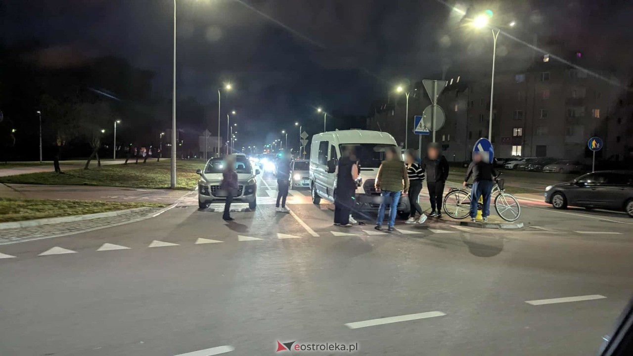 Wypadek na rondzie u zbiegu ulic Żebrowskiego z Goworowską [29.10.2025] - zdjęcie #4 - eOstroleka.pl