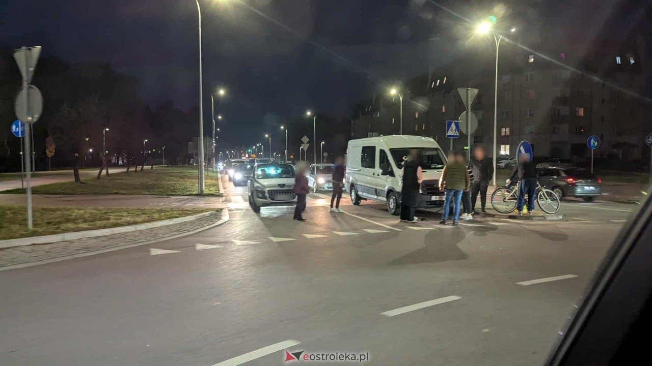 Wypadek na rondzie u zbiegu ulic Żebrowskiego z Goworowską [29.10.2025] - zdjęcie #3 - eOstroleka.pl