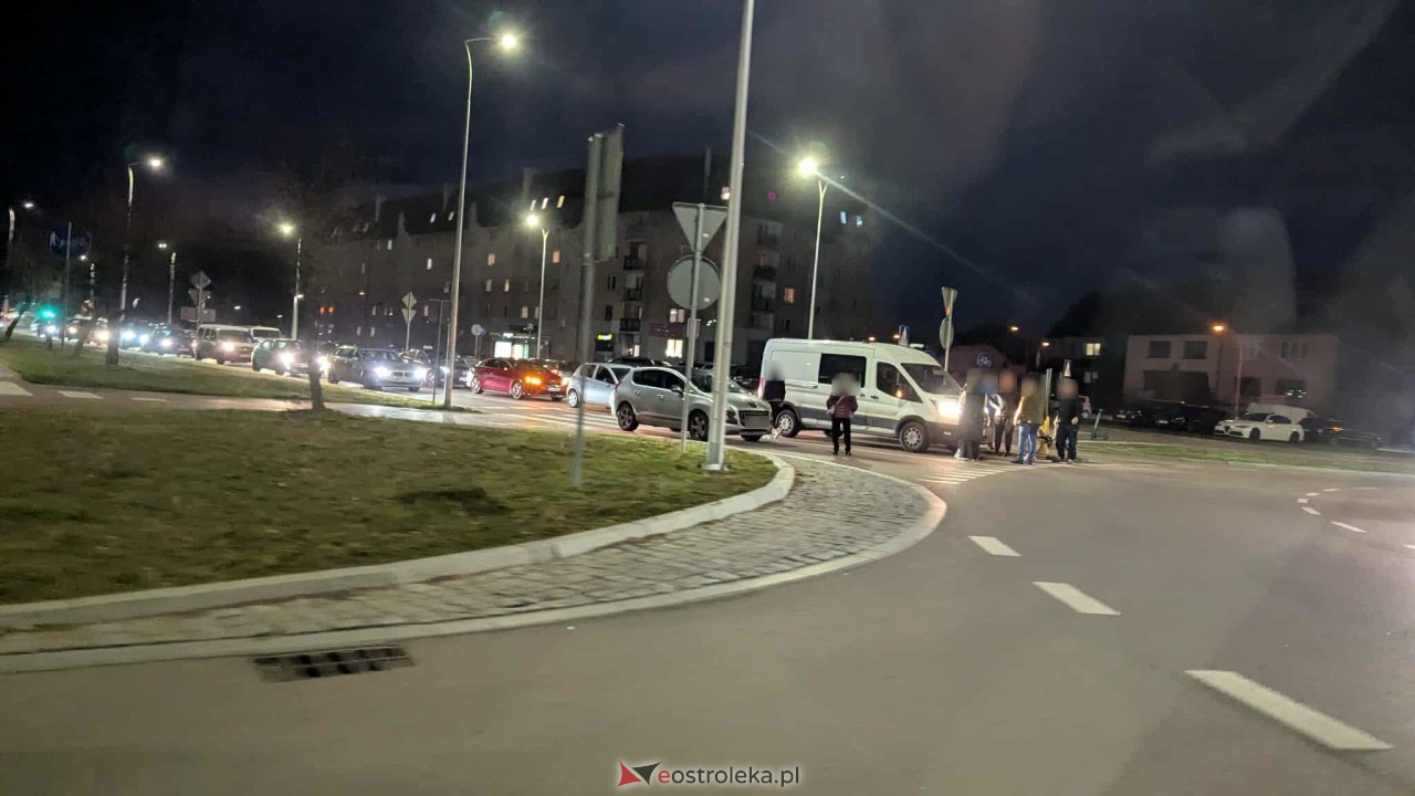 Wypadek na rondzie u zbiegu ulic Żebrowskiego z Goworowską [29.10.2025] - zdjęcie #2 - eOstroleka.pl