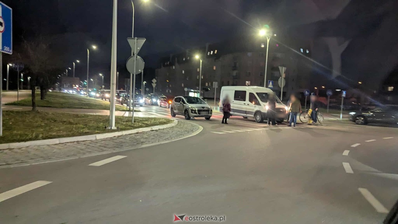 Wypadek na rondzie u zbiegu ulic Żebrowskiego z Goworowską [29.10.2025] - zdjęcie #1 - eOstroleka.pl