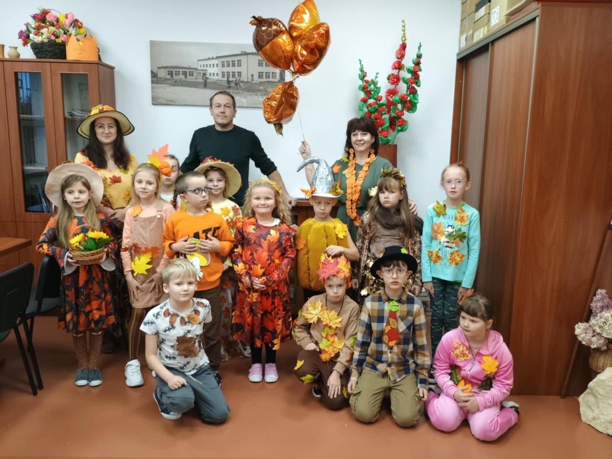 Jesienna rewia mody w Szkole Podstawowej w Lipnikach [30.10.2025] - zdjęcie #23 - eOstroleka.pl