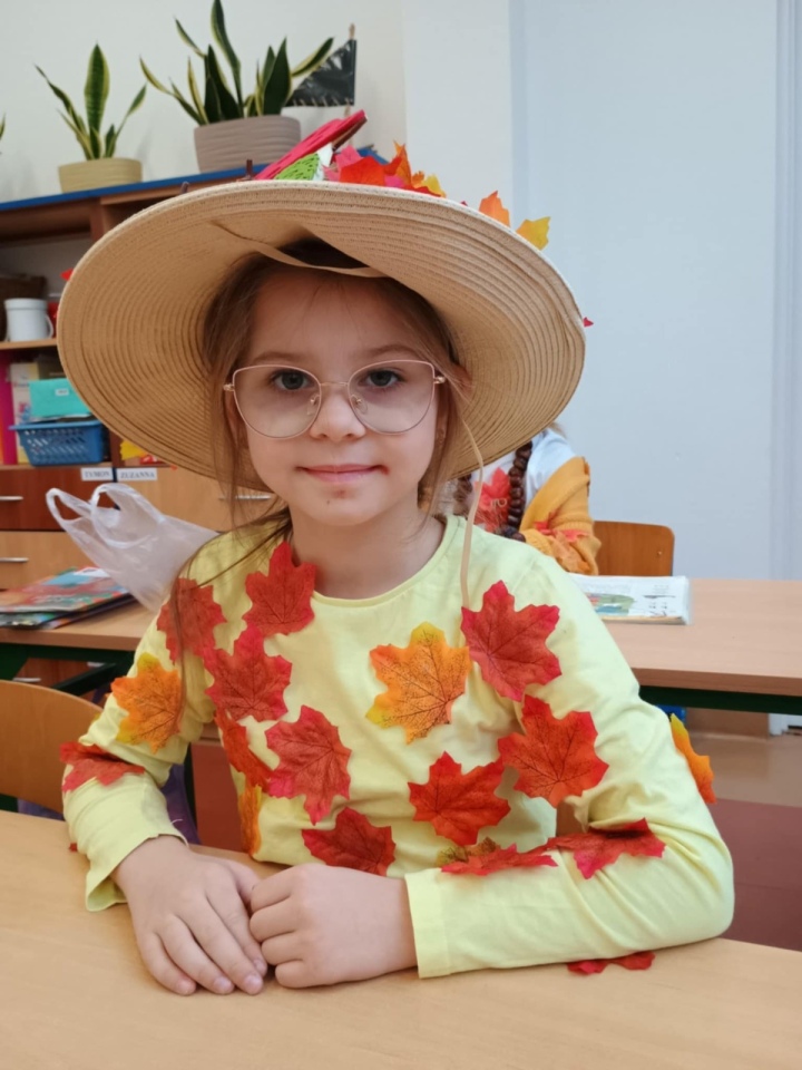 Jesienna rewia mody w Szkole Podstawowej w Lipnikach [30.10.2025] - zdjęcie #22 - eOstroleka.pl