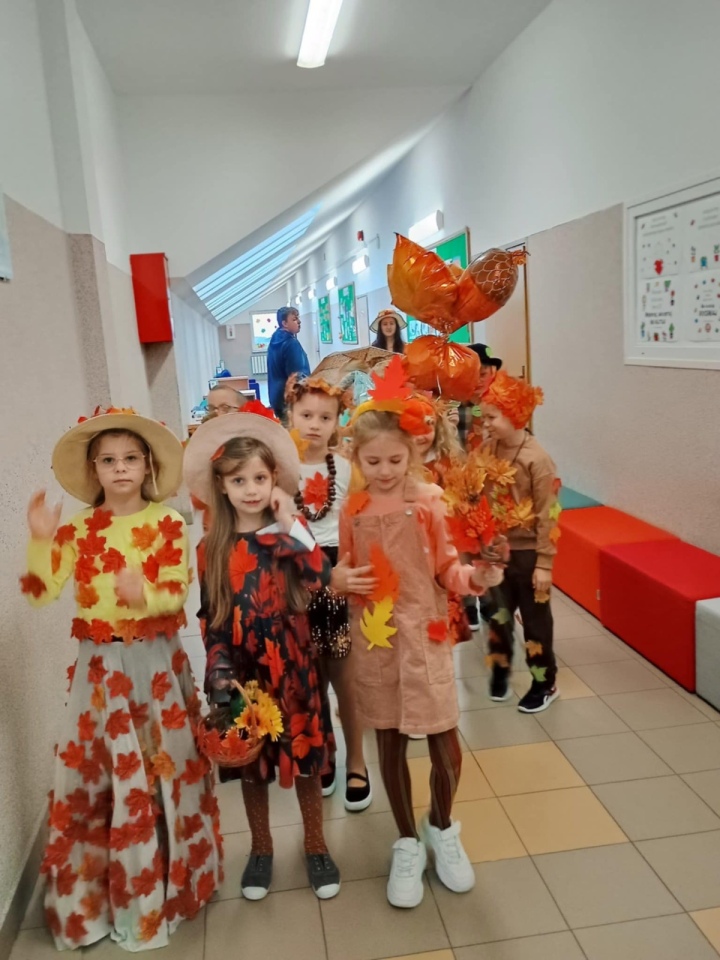 Jesienna rewia mody w Szkole Podstawowej w Lipnikach [30.10.2025] - zdjęcie #18 - eOstroleka.pl