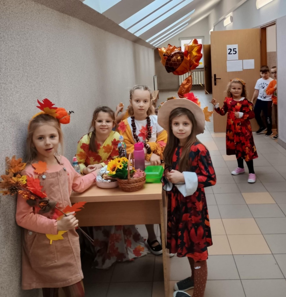 Jesienna rewia mody w Szkole Podstawowej w Lipnikach [30.10.2025] - zdjęcie #17 - eOstroleka.pl
