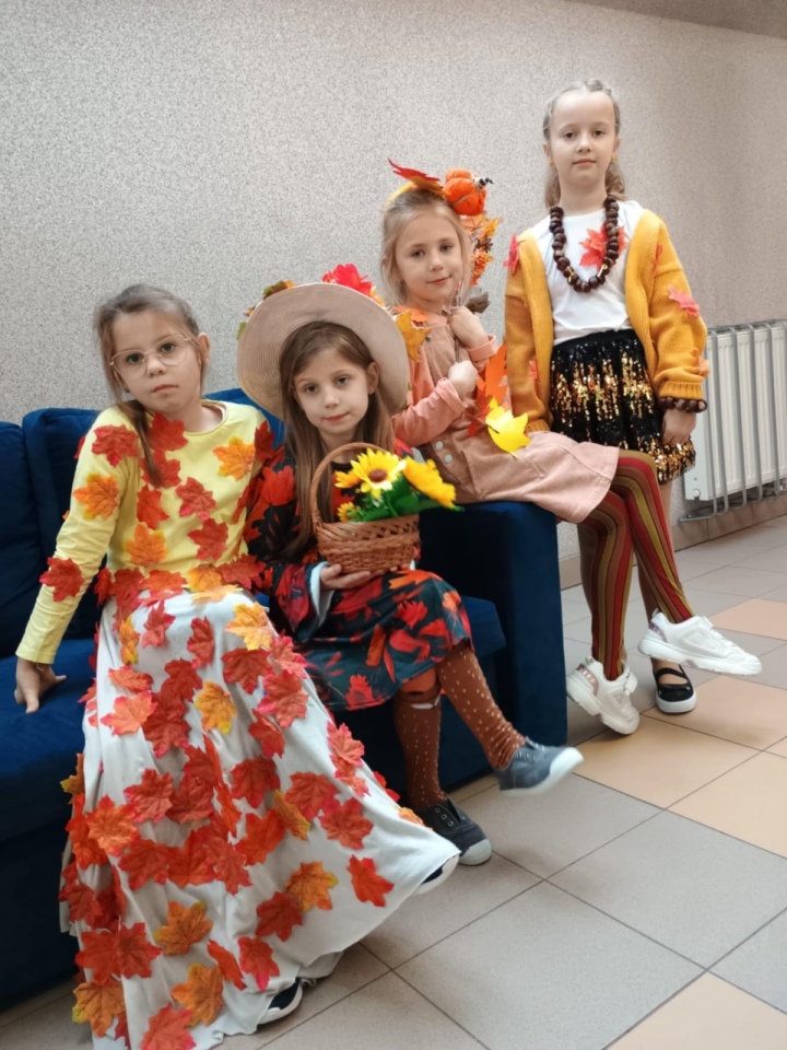 Jesienna rewia mody w Szkole Podstawowej w Lipnikach [30.10.2025] - zdjęcie #7 - eOstroleka.pl