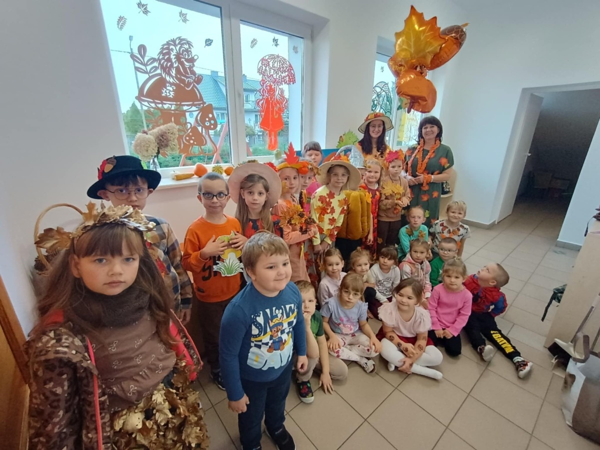 Jesienna rewia mody w Szkole Podstawowej w Lipnikach [30.10.2025] - zdjęcie #4 - eOstroleka.pl
