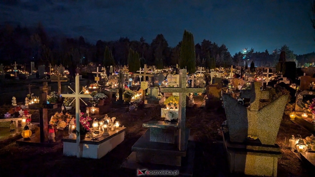 Cmentarze w Ostrołęce nocą [1.11.2025] - zdjęcie #62 - eOstroleka.pl