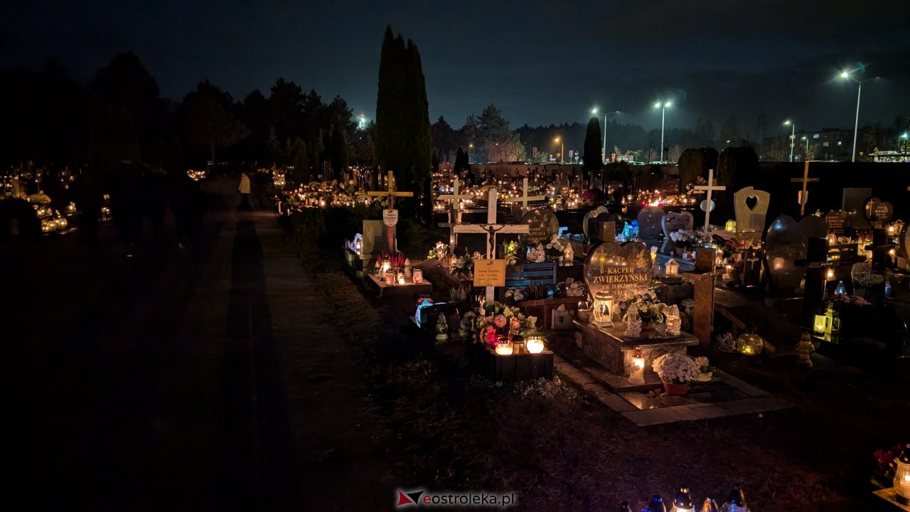 Cmentarze w Ostrołęce nocą [1.11.2025] - zdjęcie #61 - eOstroleka.pl