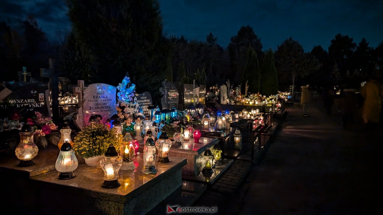 Cmentarze w Ostrołęce nocą [1.11.2025] - zdjęcie #59 - eOstroleka.pl