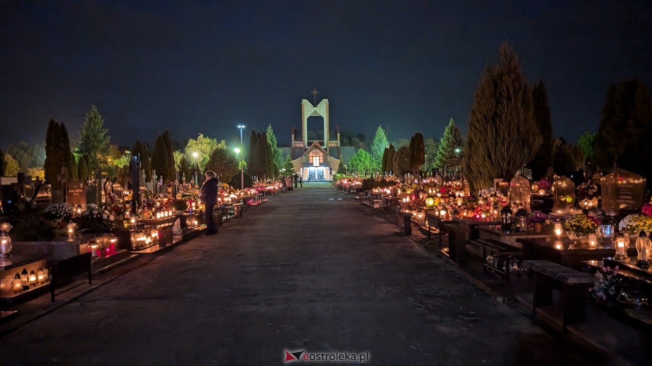 Cmentarze w Ostrołęce nocą [1.11.2025] - zdjęcie #58 - eOstroleka.pl