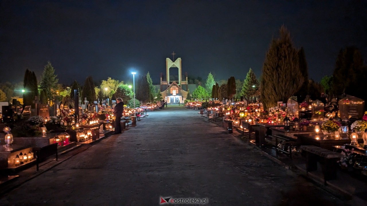 Cmentarze w Ostrołęce nocą [1.11.2025] - zdjęcie #57 - eOstroleka.pl