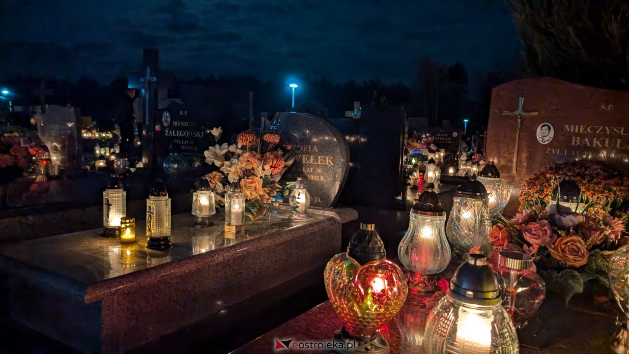 Cmentarze w Ostrołęce nocą [1.11.2025] - zdjęcie #54 - eOstroleka.pl