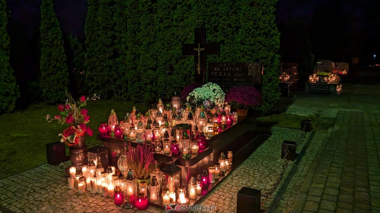 Cmentarze w Ostrołęce nocą [1.11.2025] - zdjęcie #44 - eOstroleka.pl