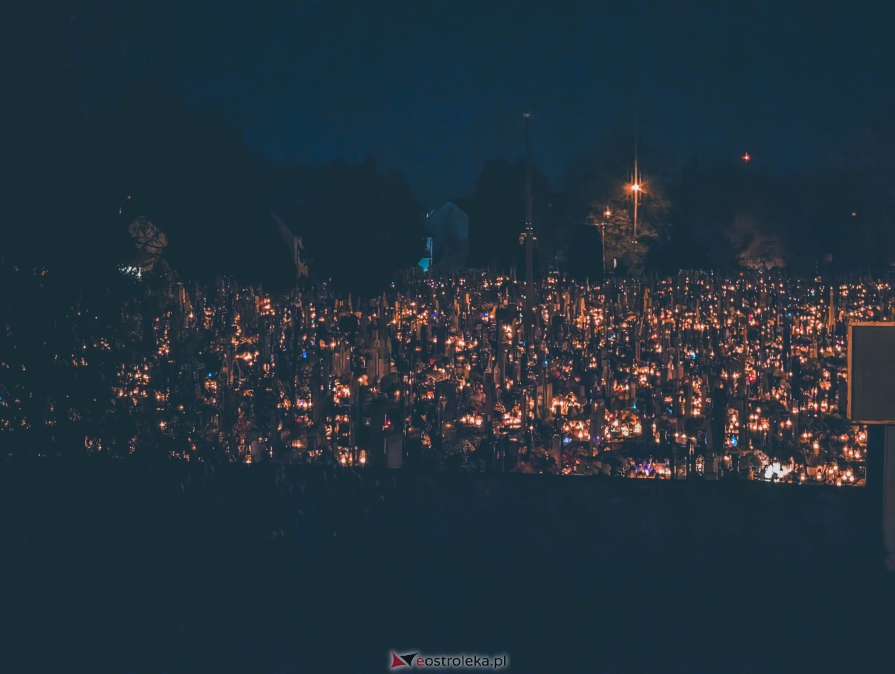 Cmentarze w Ostrołęce nocą [1.11.2025] - zdjęcie #42 - eOstroleka.pl