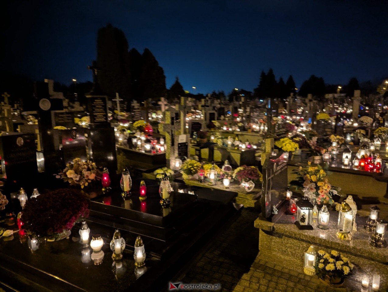 Cmentarze w Ostrołęce nocą [1.11.2025] - zdjęcie #41 - eOstroleka.pl