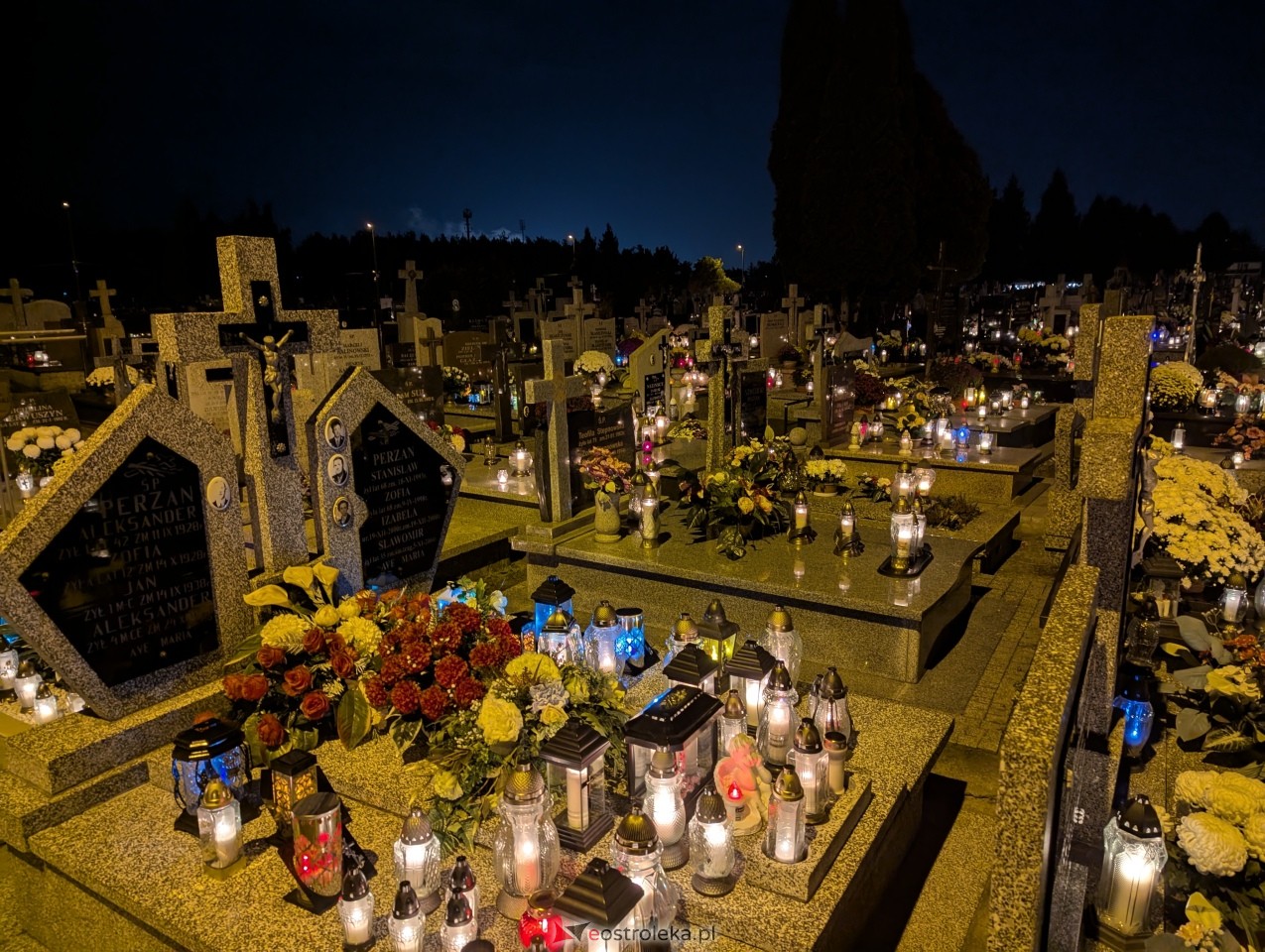 Cmentarze w Ostrołęce nocą [1.11.2025] - zdjęcie #40 - eOstroleka.pl