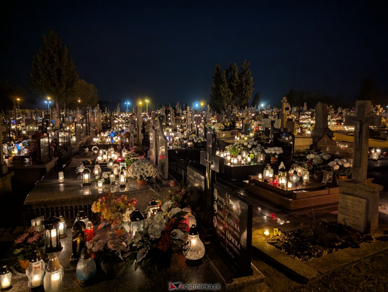 Cmentarze w Ostrołęce nocą [1.11.2025] - zdjęcie #39 - eOstroleka.pl