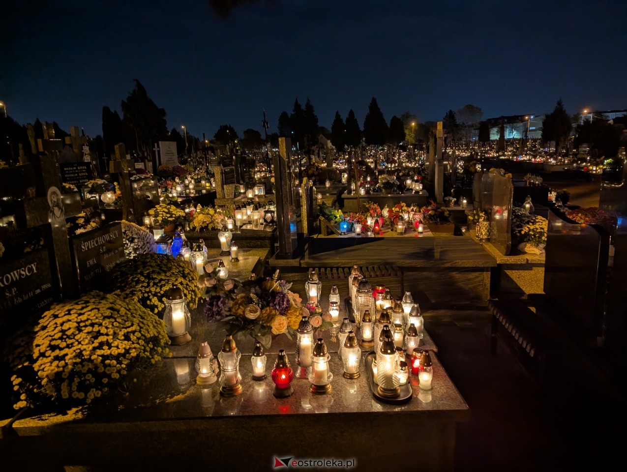 Cmentarze w Ostrołęce nocą [1.11.2025] - zdjęcie #38 - eOstroleka.pl