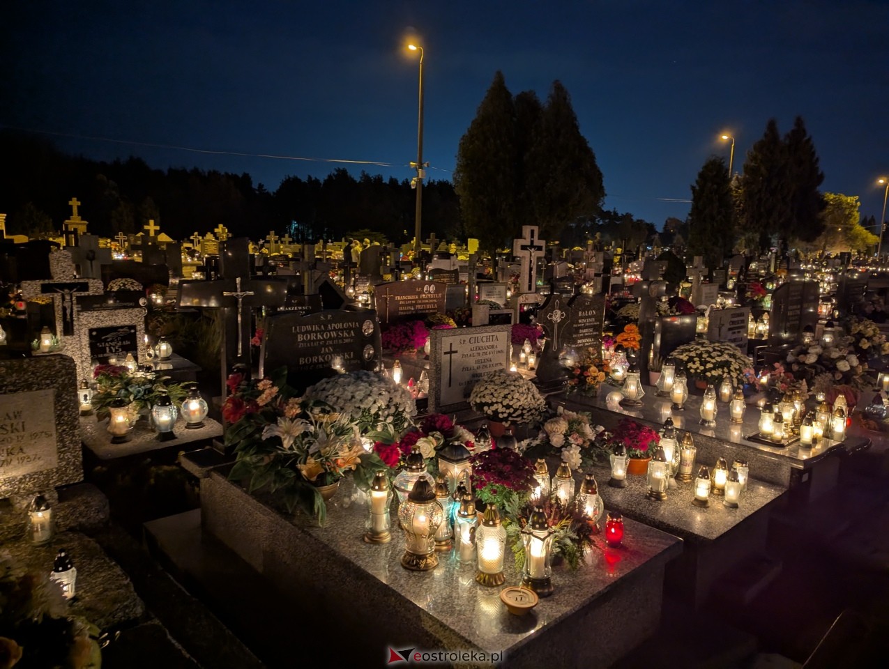 Cmentarze w Ostrołęce nocą [1.11.2025] - zdjęcie #37 - eOstroleka.pl