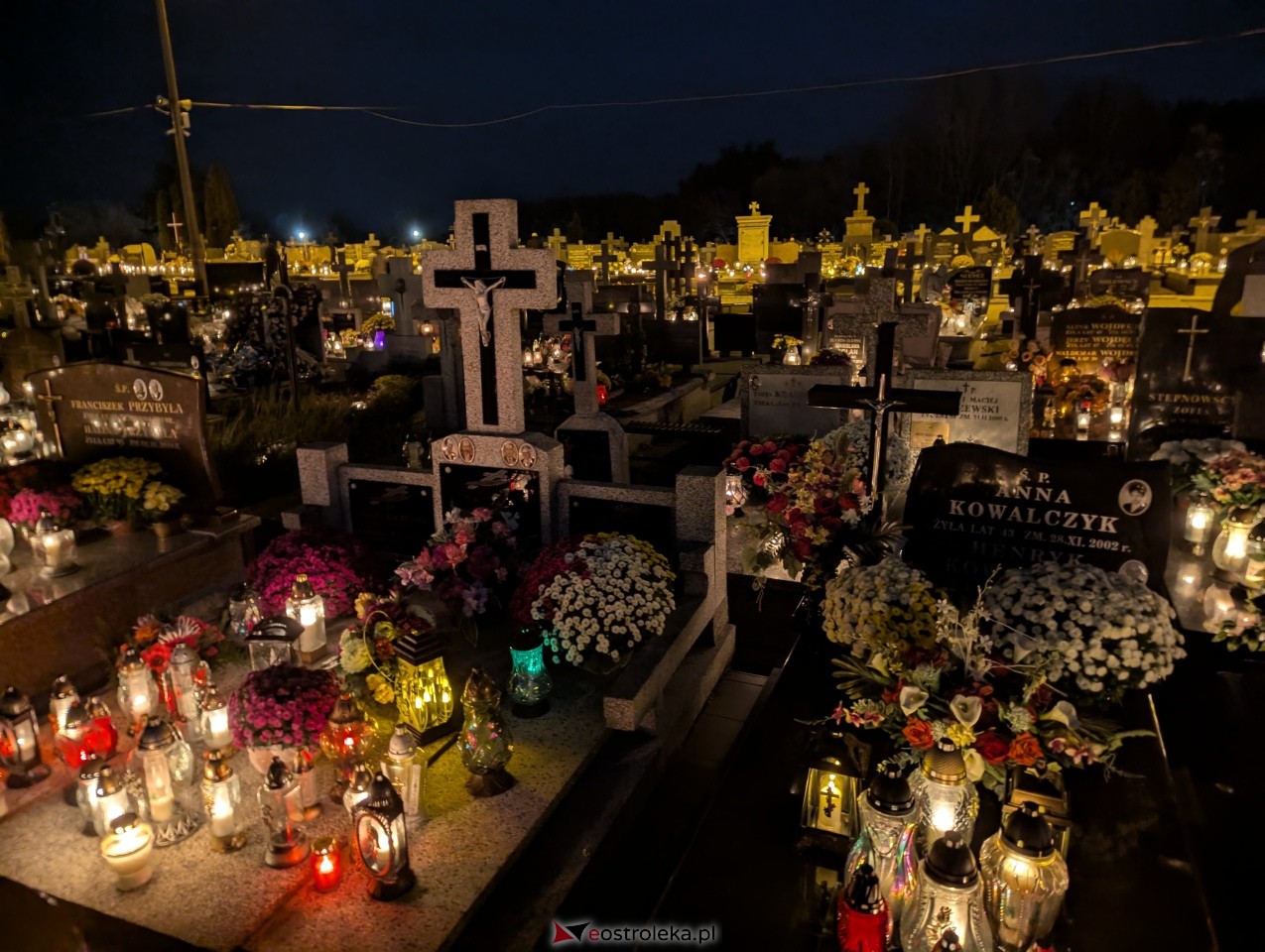 Cmentarze w Ostrołęce nocą [1.11.2025] - zdjęcie #36 - eOstroleka.pl