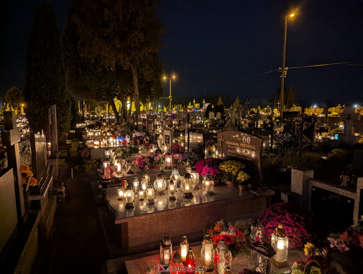 Cmentarze w Ostrołęce nocą [1.11.2025] - zdjęcie #35 - eOstroleka.pl