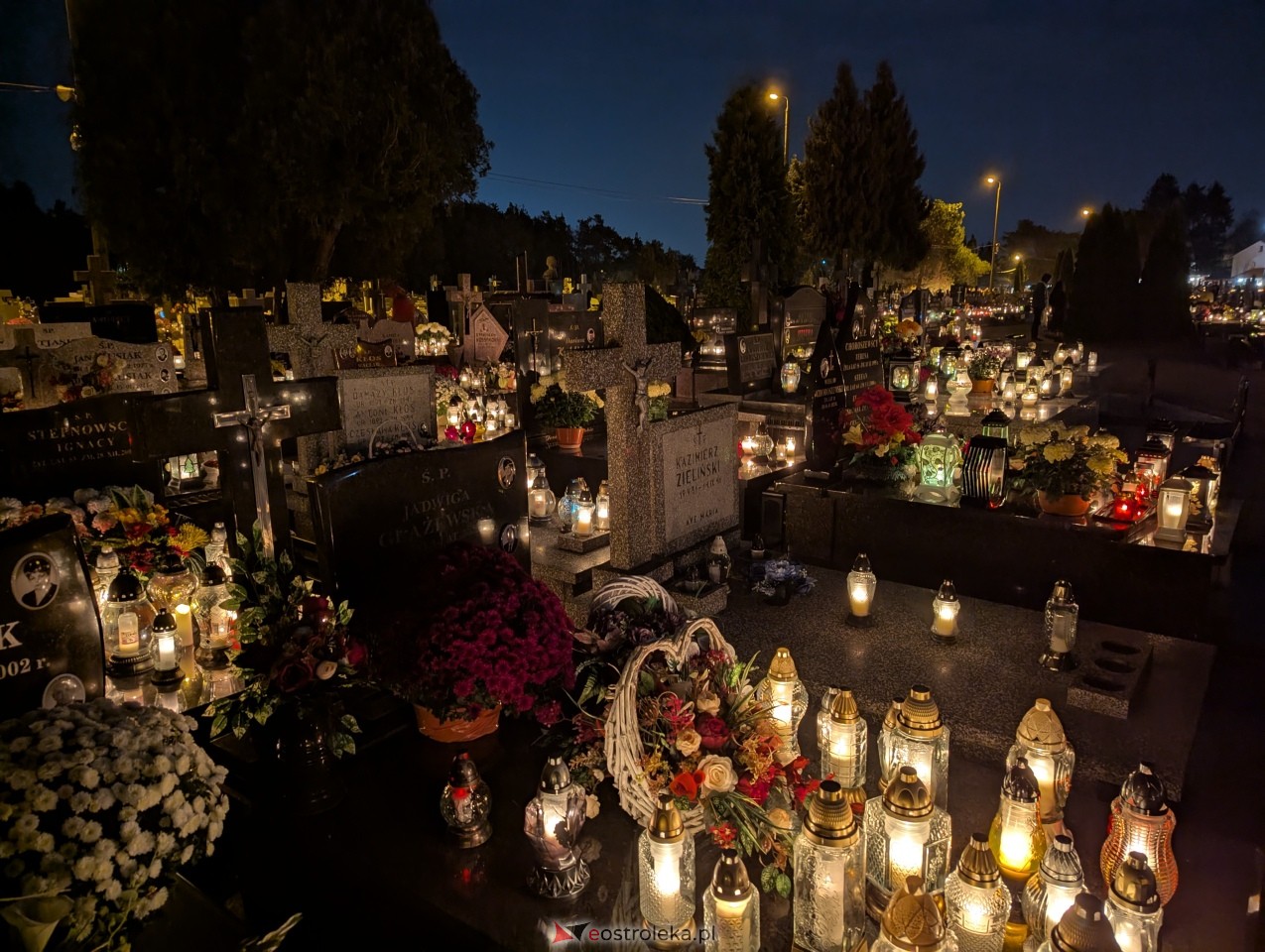 Cmentarze w Ostrołęce nocą [1.11.2025] - zdjęcie #34 - eOstroleka.pl