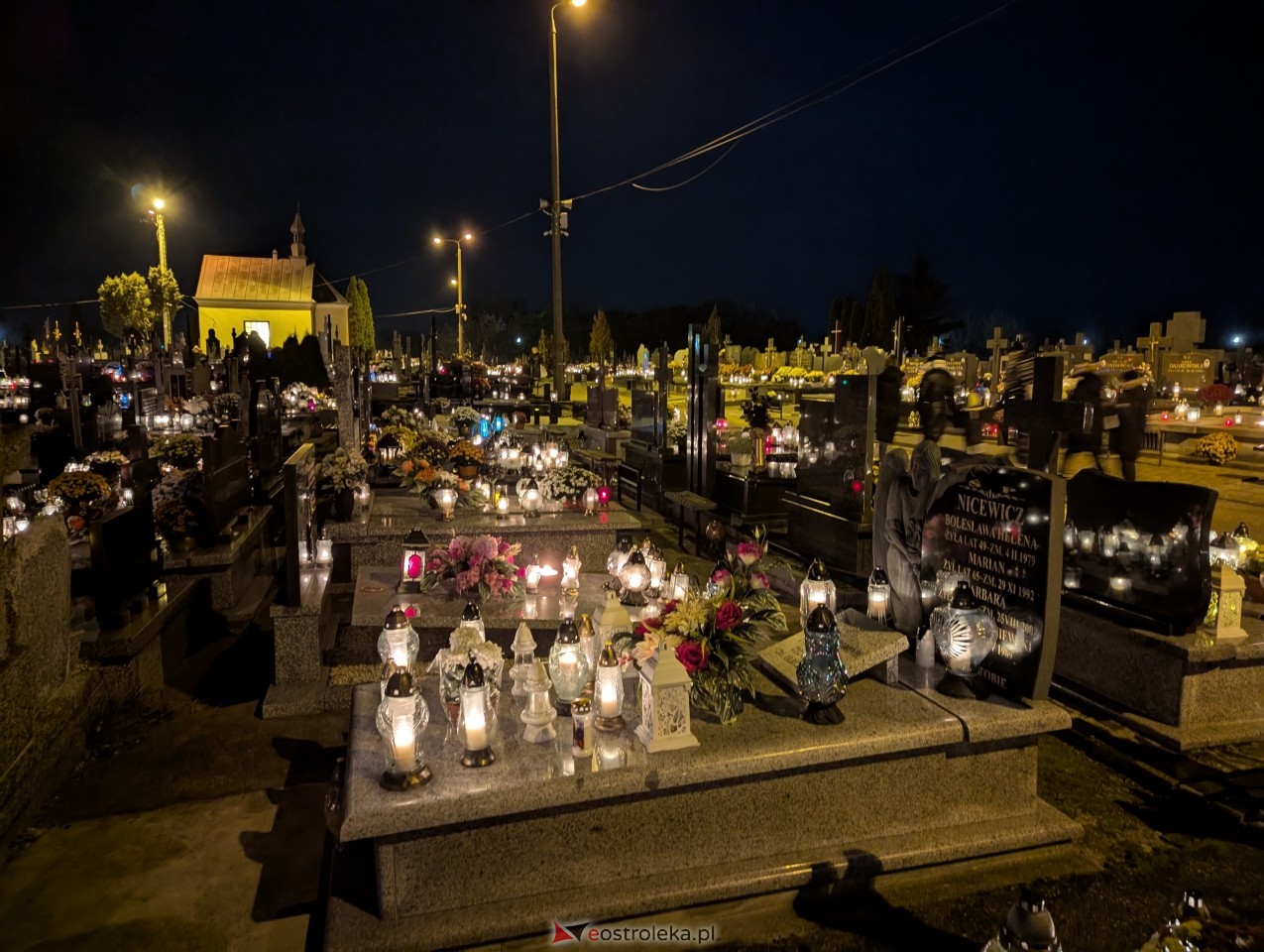 Cmentarze w Ostrołęce nocą [1.11.2025] - zdjęcie #32 - eOstroleka.pl