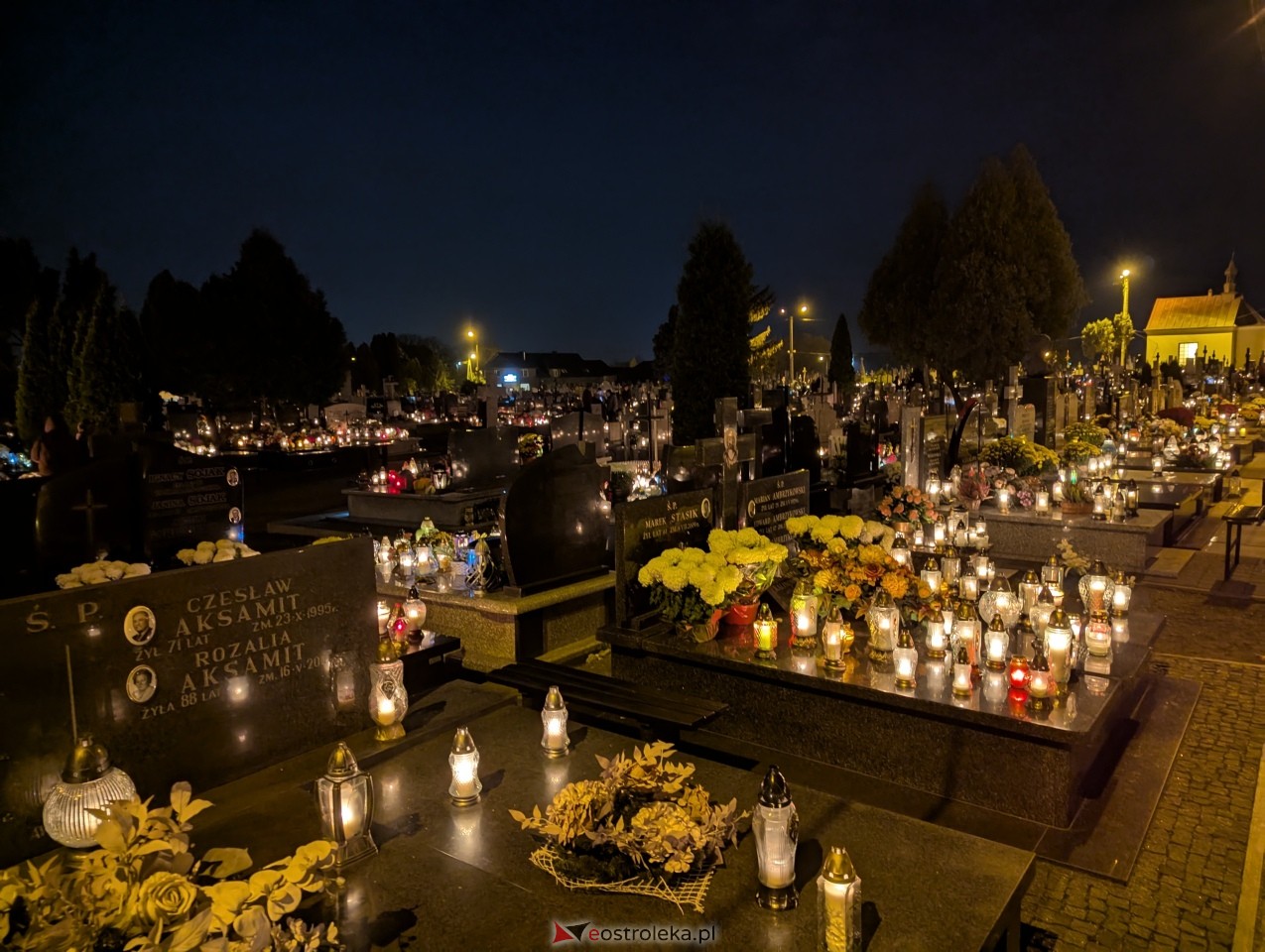Cmentarze w Ostrołęce nocą [1.11.2025] - zdjęcie #30 - eOstroleka.pl