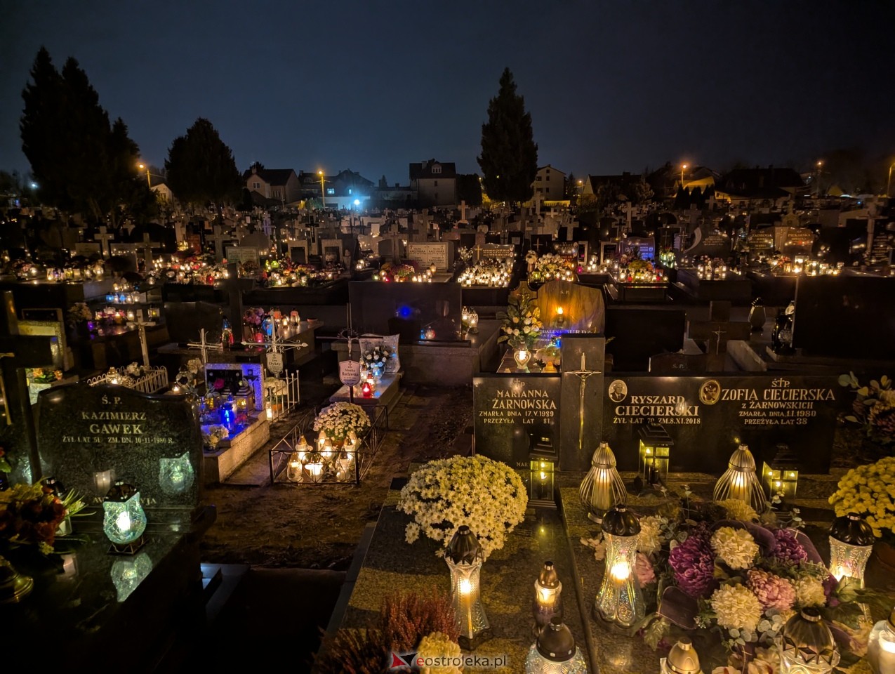 Cmentarze w Ostrołęce nocą [1.11.2025] - zdjęcie #29 - eOstroleka.pl