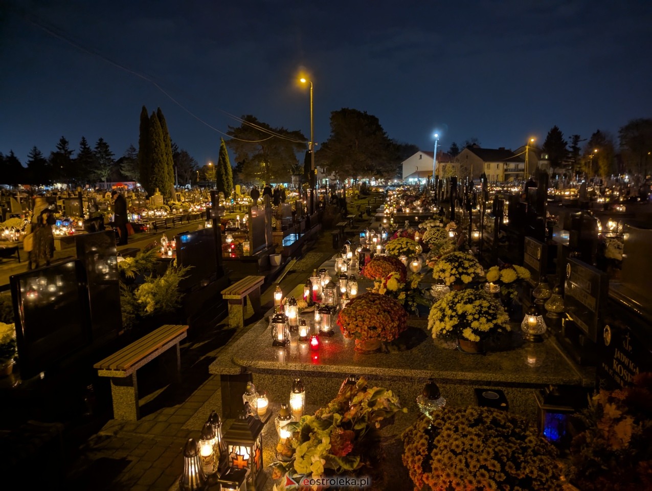 Cmentarze w Ostrołęce nocą [1.11.2025] - zdjęcie #28 - eOstroleka.pl