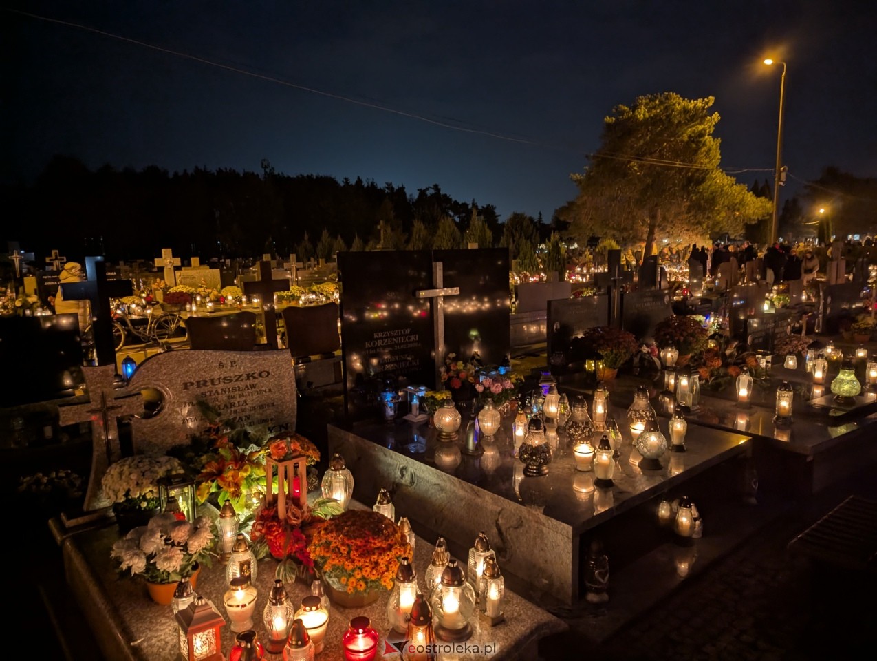 Cmentarze w Ostrołęce nocą [1.11.2025] - zdjęcie #26 - eOstroleka.pl