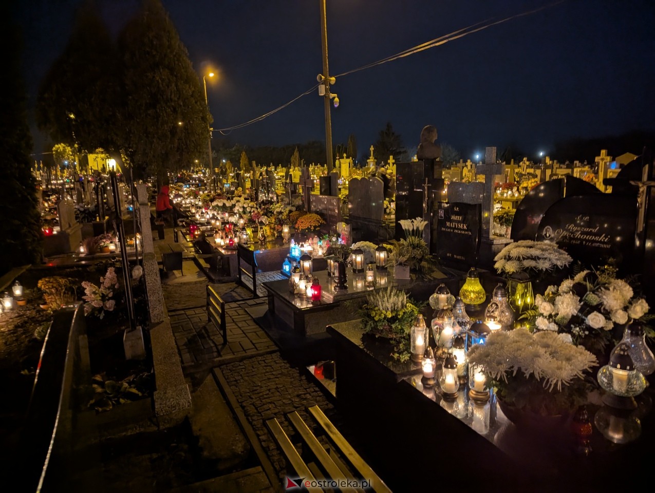 Cmentarze w Ostrołęce nocą [1.11.2025] - zdjęcie #25 - eOstroleka.pl
