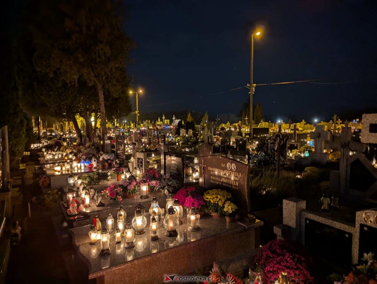 Cmentarze w Ostrołęce nocą [1.11.2025] - zdjęcie #20 - eOstroleka.pl