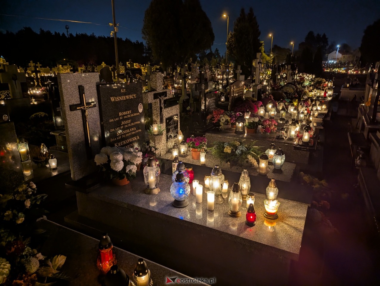 Cmentarze w Ostrołęce nocą [1.11.2025] - zdjęcie #17 - eOstroleka.pl
