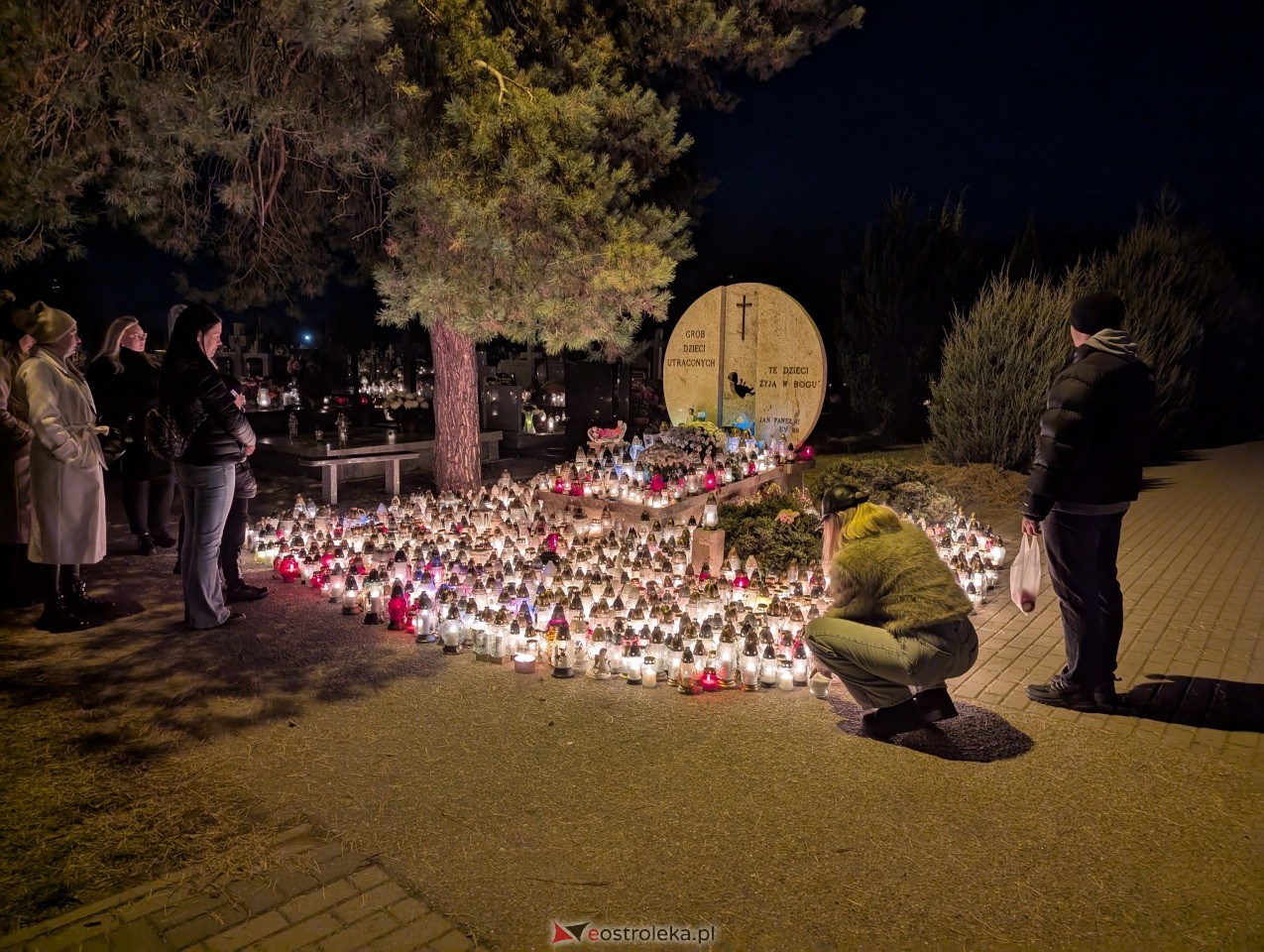 Cmentarze w Ostrołęce nocą [1.11.2025] - zdjęcie #14 - eOstroleka.pl