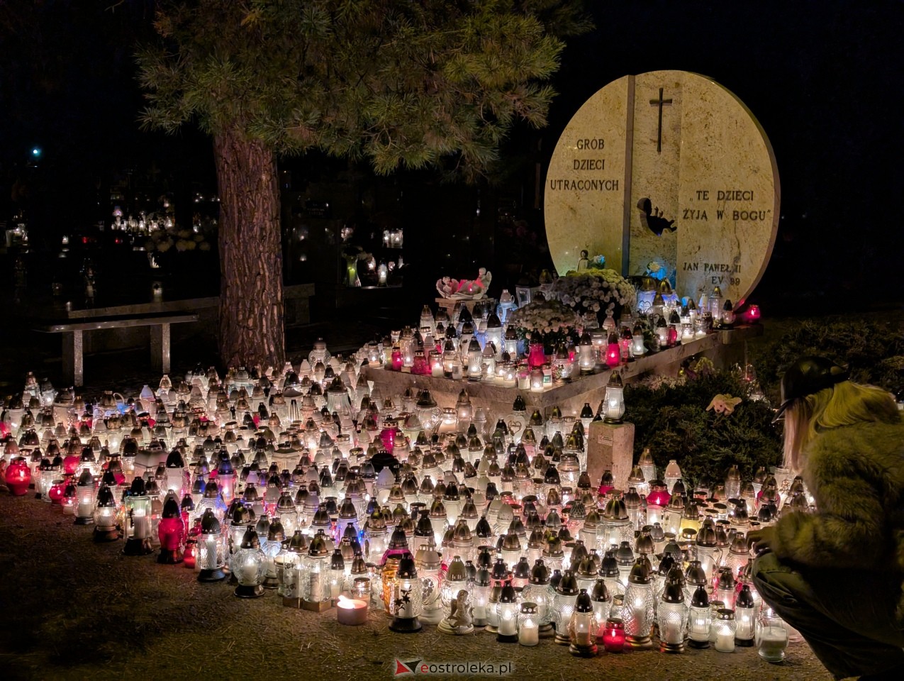 Cmentarze w Ostrołęce nocą [1.11.2025] - zdjęcie #13 - eOstroleka.pl