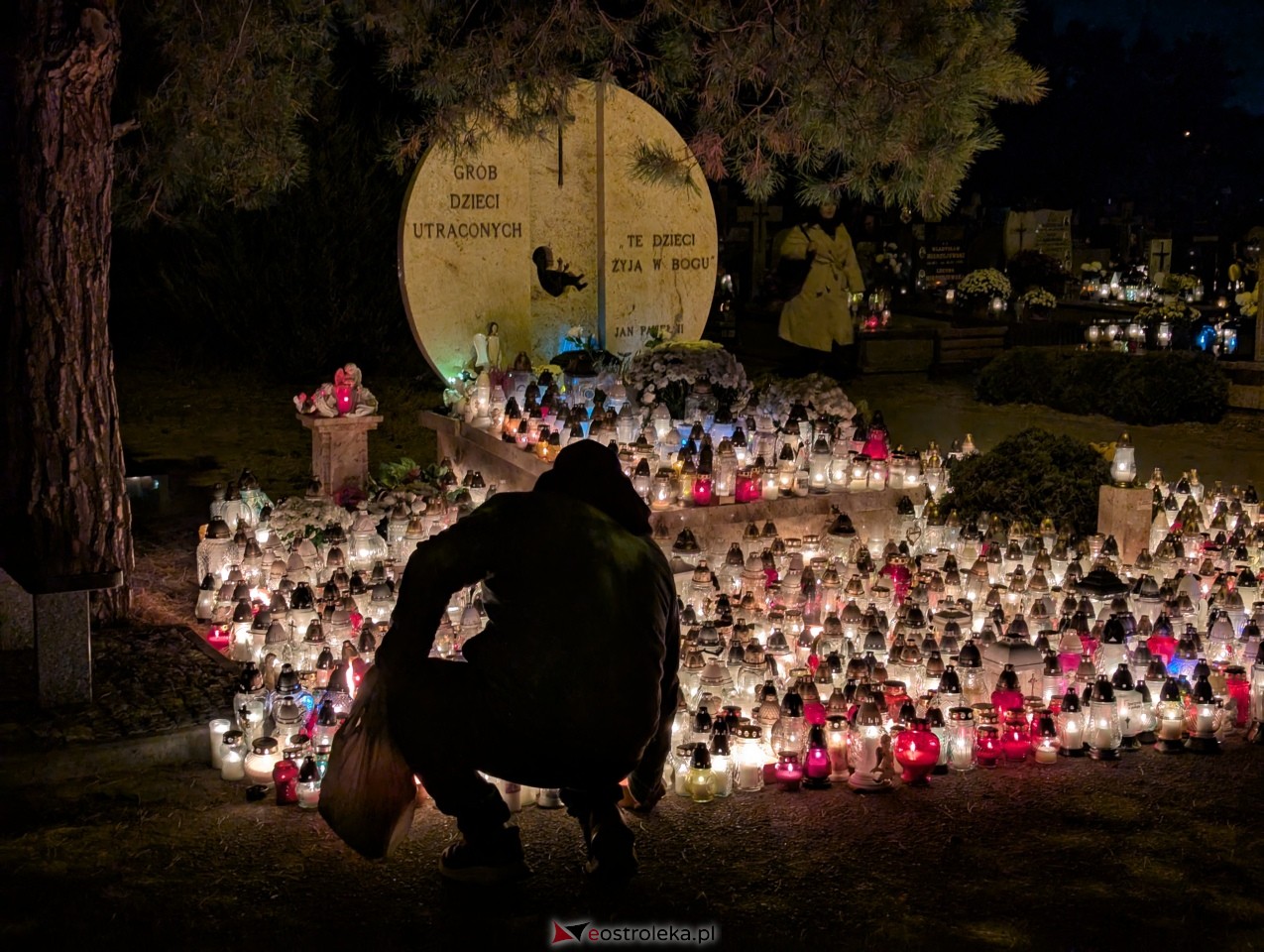 Cmentarze w Ostrołęce nocą [1.11.2025] - zdjęcie #12 - eOstroleka.pl