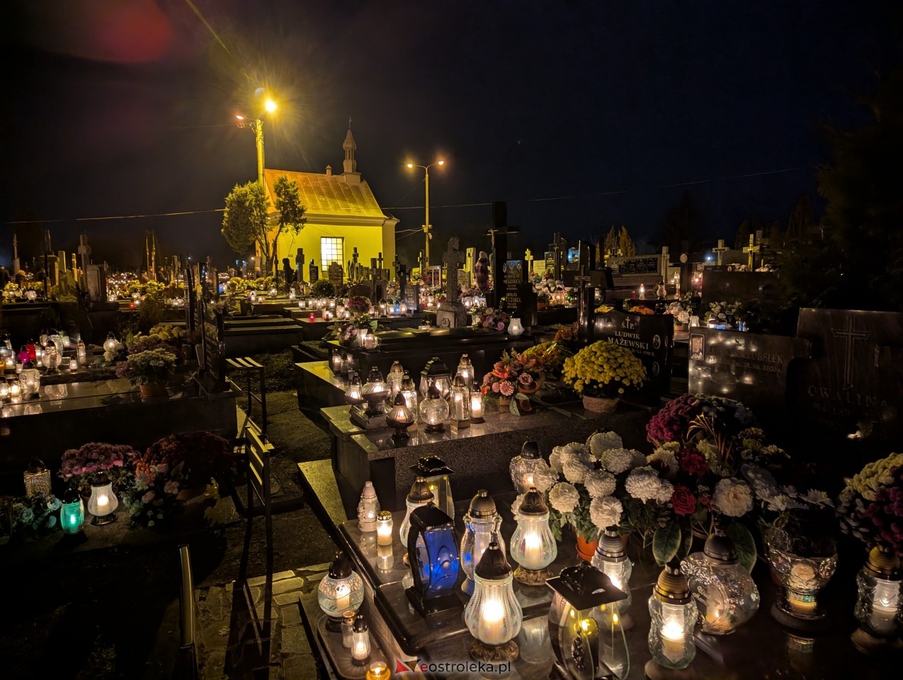 Cmentarze w Ostrołęce nocą [1.11.2025] - zdjęcie #9 - eOstroleka.pl