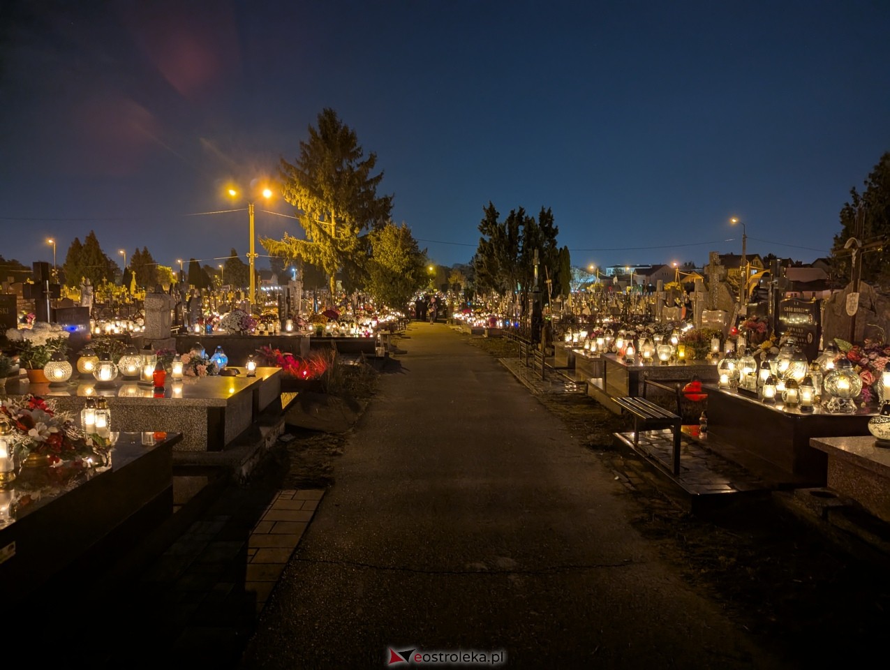 Cmentarze w Ostrołęce nocą [1.11.2025] - zdjęcie #7 - eOstroleka.pl