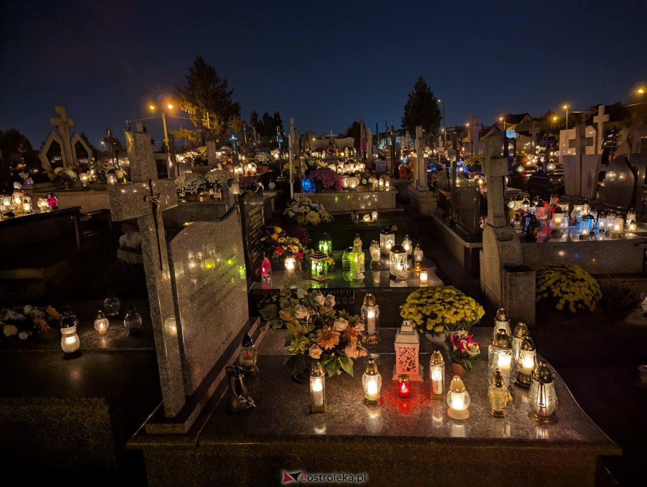 Cmentarze w Ostrołęce nocą [1.11.2025] - zdjęcie #5 - eOstroleka.pl