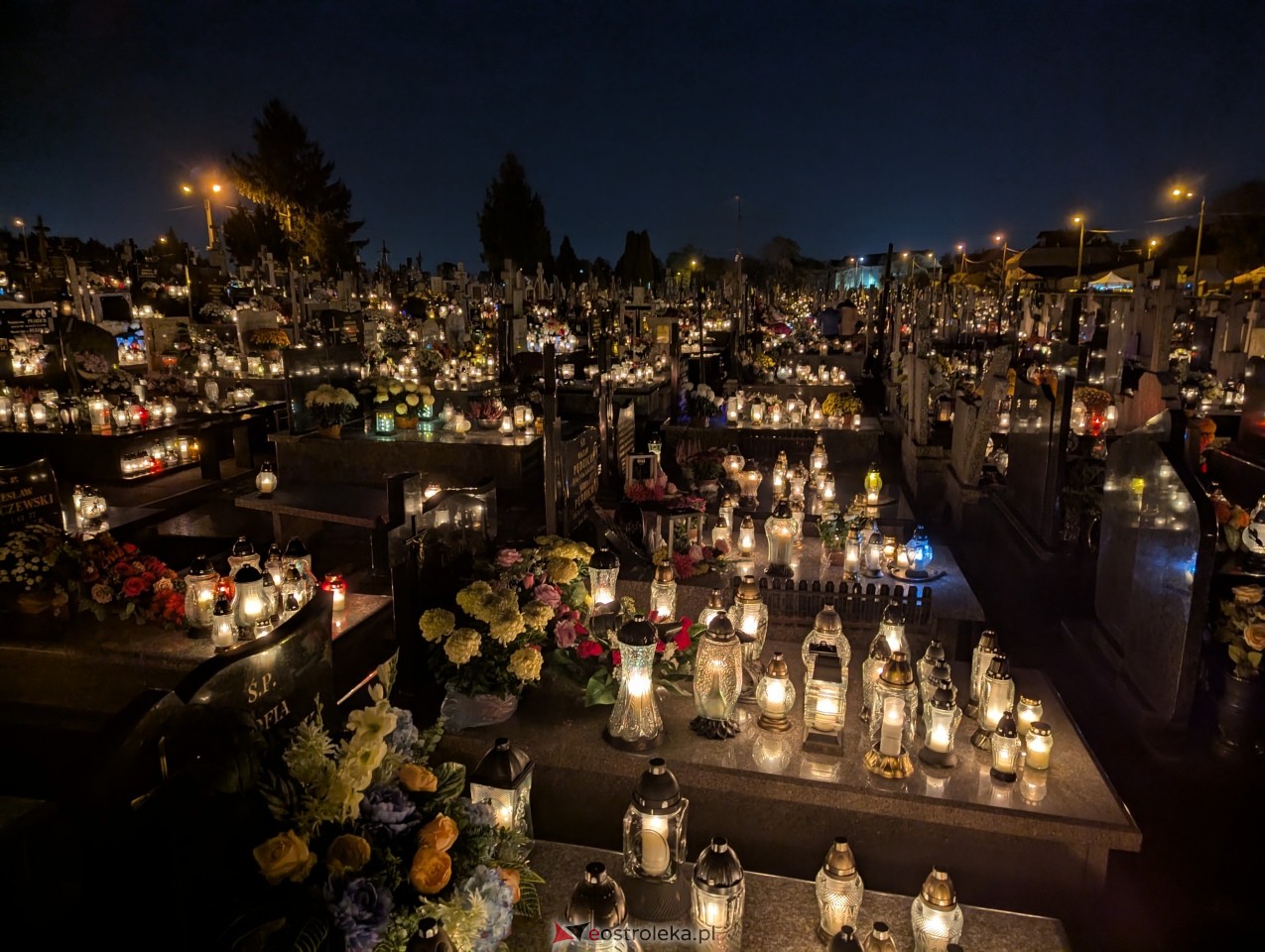Cmentarze w Ostrołęce nocą [1.11.2025] - zdjęcie #3 - eOstroleka.pl