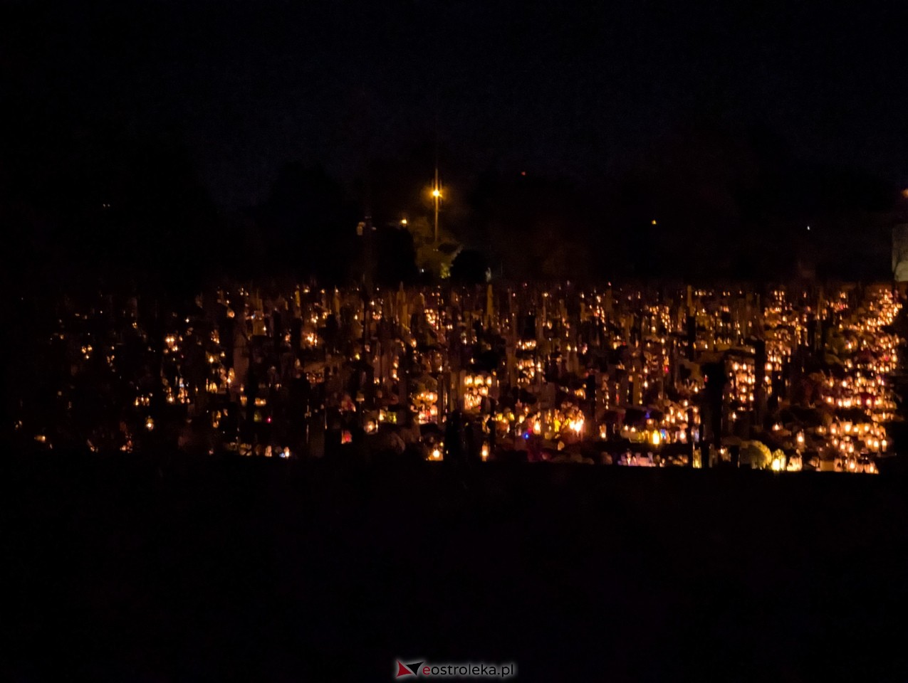 Cmentarze w Ostrołęce nocą [1.11.2025] - zdjęcie #1 - eOstroleka.pl