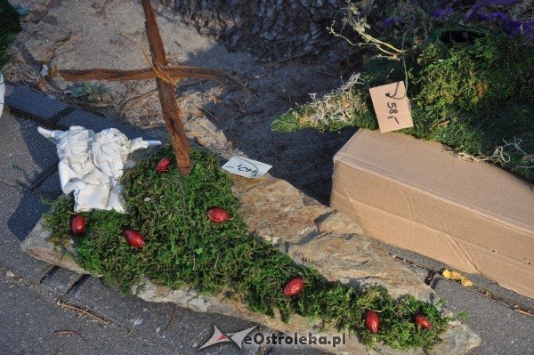 Ceny zniczy i chryzantem przy cmentarzu parafialnym w Ostrołęce [27.X.2011] - zdjęcie #7 - eOstroleka.pl