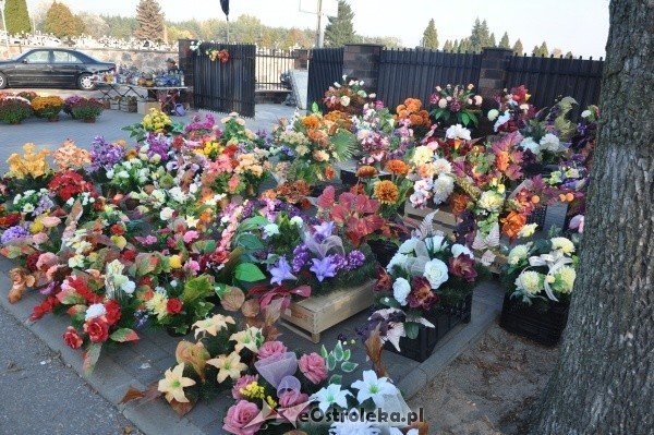 Ceny zniczy i chryzantem przy cmentarzu parafialnym w Ostrołęce [27.X.2011] - zdjęcie #14 - eOstroleka.pl