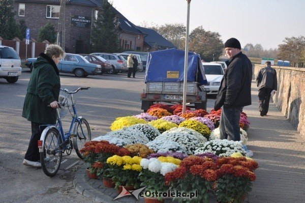 Ceny zniczy i chryzantem przy cmentarzu parafialnym w Ostrołęce [27.X.2011] - zdjęcie #18 - eOstroleka.pl