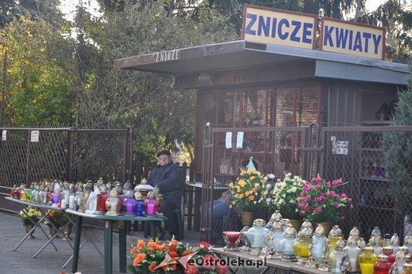 Ceny zniczy i chryzantem przy cmentarzu parafialnym w Ostrołęce [27.X.2011] - zdjęcie #20 - eOstroleka.pl